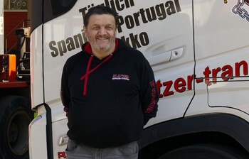 Ein Mann steht vor der Fahrertür eines LKWs
