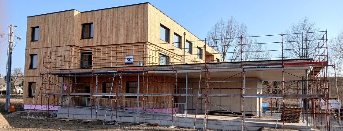 Ein neues Mehrparteien-Wohnhaus mit Gerüst.