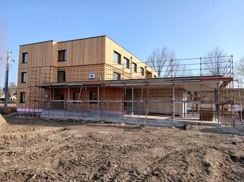 Ein neues Mehrparteien-Wohnhaus mit Gerüst.