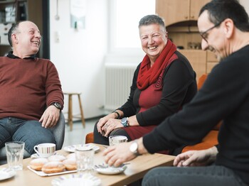 Die langjährige Ehrenamtliche Edith Linetshumer mit Werner Scheichl (li.) und Harald Wintersteiger aus St. Pius. (Foto: Maybach) Grüss Gott, Caritas, Ehrenamt