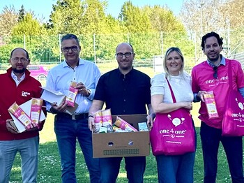 Verteilaktion in Leonding mit Andreas Falkner, Caritas OÖ (4. von links), Leondings Bürgermeisterin Sabine Naderer-Jelinek (5. von links), Julian Juen, Gründer One4One (6. von links)