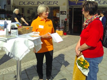 ZWei Frauen am Marktstand