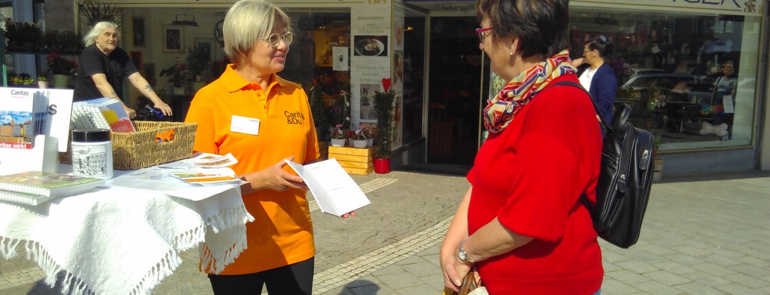 ZWei Frauen am Marktstand