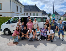 Reisegruppe vor Kleinbus