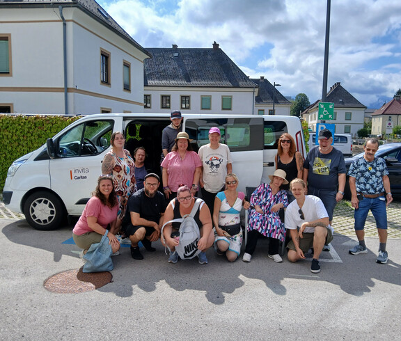 Reisegruppe vor Kleinbus