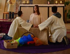 Drei Kinder spielen die Osterpassion nach