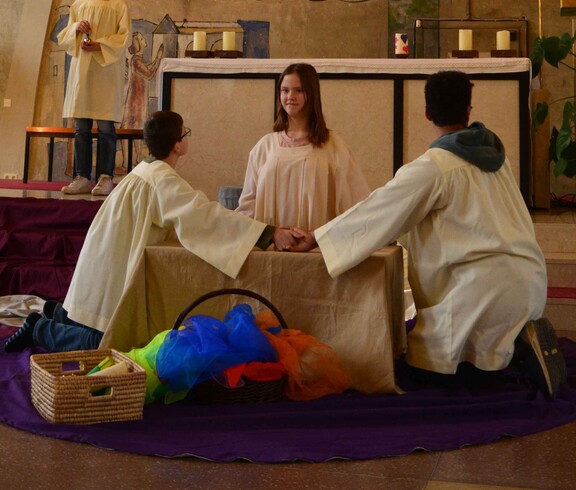 Drei Kinder spielen die Osterpassion nach