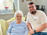 Junge Pflegekraft besucht Seniorin zuhause im Rahmen mobiler Pflegedienste.