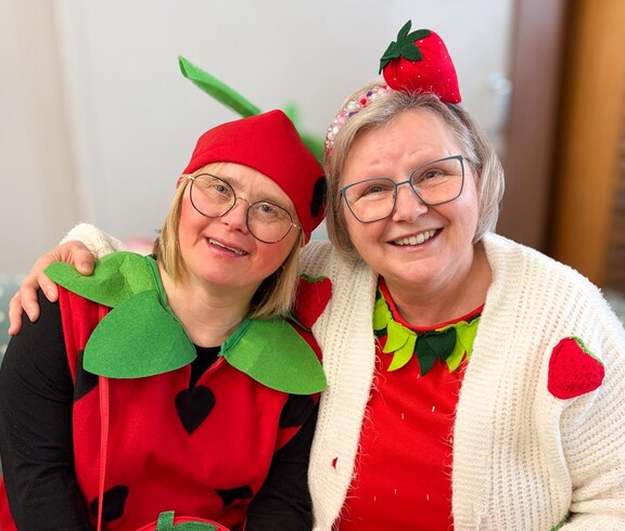 Zwei Frauen als Erdbeeren verkleidet 