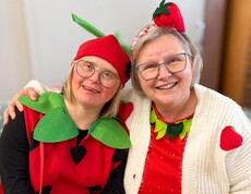 Zwei Frauen als Erdbeeren verkleidet 