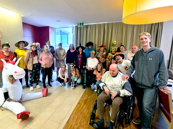 Viele verkleidete Personen