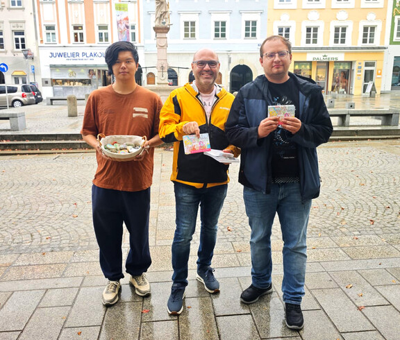 Drei Personen mit Körberl voll Steinen