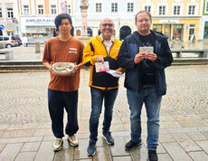 Drei Personen mit Körberl voll Steinen