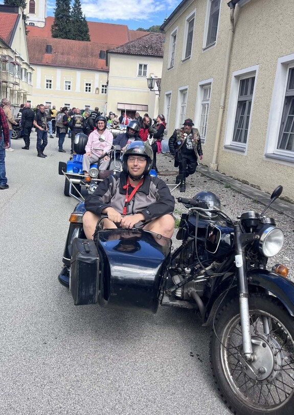 Mann in Beiwagenmaschine
