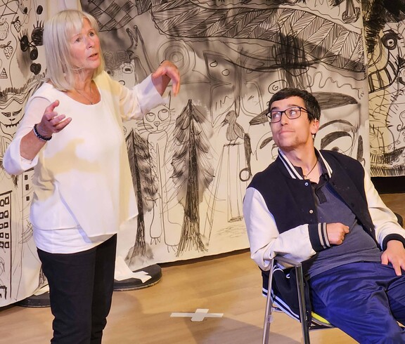 Frau und Mann auf der Bühne, die Theater spielen