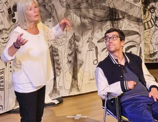 Frau und Mann auf der Bühne, die Theater spielen