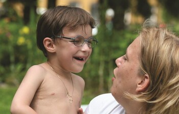 Eine Frau mit einem kleinen beeinträchtigten Jungen.