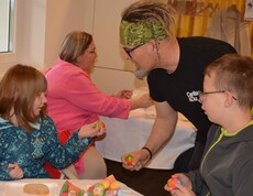 4 Personen, zwei Eierpecken