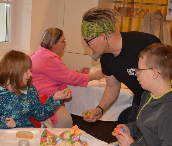 4 Personen, zwei Eierpecken