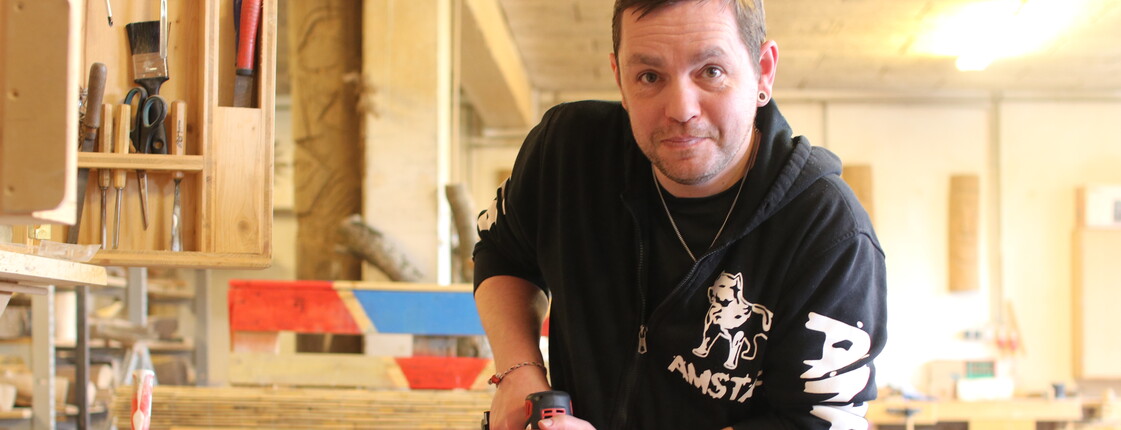 In der Holz- und Eisenwerkstatt stellt Florian kreative Gebrauchs- und Kunstobjekte her - aus scheinbar wertlosen Materialien wie Eisenschrott, Schwemm- und Wildholz. Diese Arbeit gibt den Bewohnern die Möglichkeit, wieder Selbstwertgefühl und Selbstbewusstsein zu tanken.