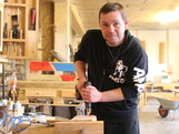 In der Holz- und Eisenwerkstatt stellt Florian kreative Gebrauchs- und Kunstobjekte her - aus scheinbar wertlosen Materialien wie Eisenschrott, Schwemm- und Wildholz. Diese Arbeit gibt den Bewohnern die Möglichkeit, wieder Selbstwertgefühl und Selbstbewusstsein zu tanken.