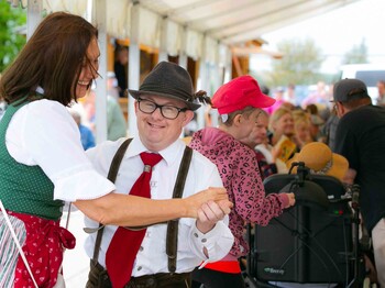 Ein Paar in Tracht tanzt