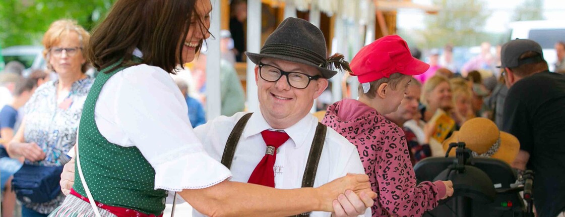 Ein Paar in Tracht tanzt