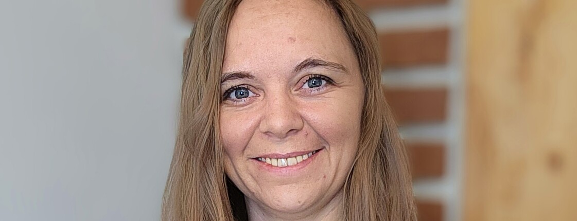 Junge Frau lächelt in die Kamera