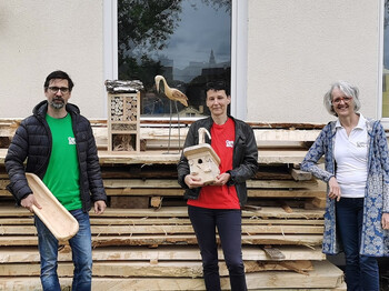 Am Foto v. li: Werkstätten-Leiter Ulrich Fohler und Einrichtungsleiterin Irene Hinum vom Hartlauerhof bedankten sich bei Barbara Moser, Frau des Sägewerksbetreibers und Kollegin von der RegionalCaritas Gmunden, für das Holz.