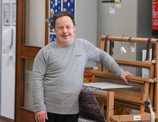 Shop St. Pius Mitarbeiter lächelt in die Kamera