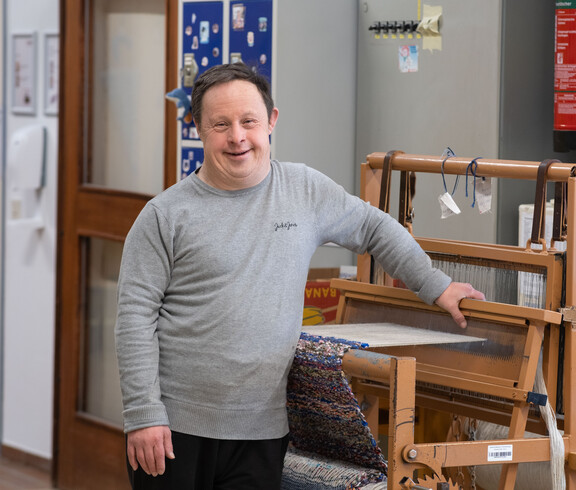 Shop St. Pius Mitarbeiter lächelt in die Kamera