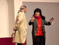 Zwei Schauspieler in Kostümen auf der Bühne