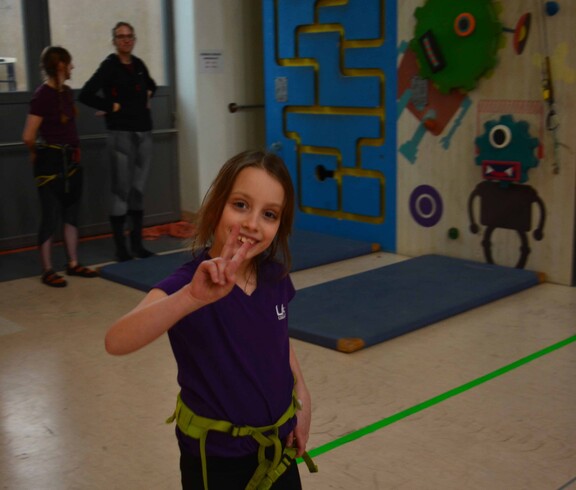 Mädchen steht in einer Turnhalle