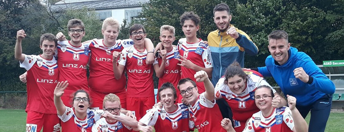 Special Needs Fußballmanschaft Gruppenfoto der Fußballmannschaft in roten Dressen