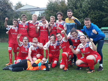 Gruppenfoto der Fußballmannschaft in roten Dressen