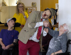 Vier Personen verfolgen, was Clown Paul macht 
