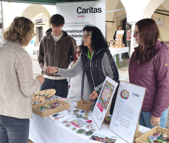 Vier Personen, Steine und ein Stand 