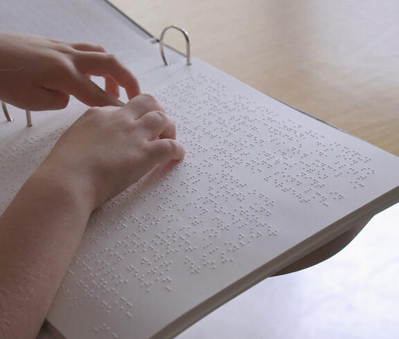 Hände über Braillepunkte