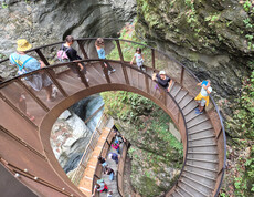 Szenerie: Große Wendeltreppe in der Natur 