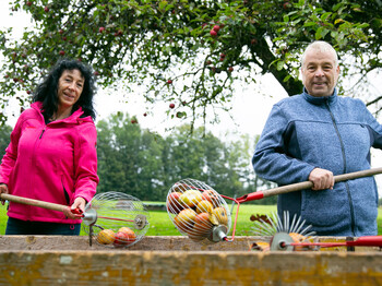 Claudia Vierlinger, Leiterin von H.A.B.I. in der Caritas OÖ, mit Roland, der die mobile Alltagsbegleitung H.A.B.I. nutzt.