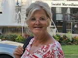 Eine Frau lacht in die Kamera
