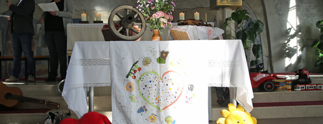 Erntedankfest 2019 Altartisch mit verschieden Gaben gedeckt.
