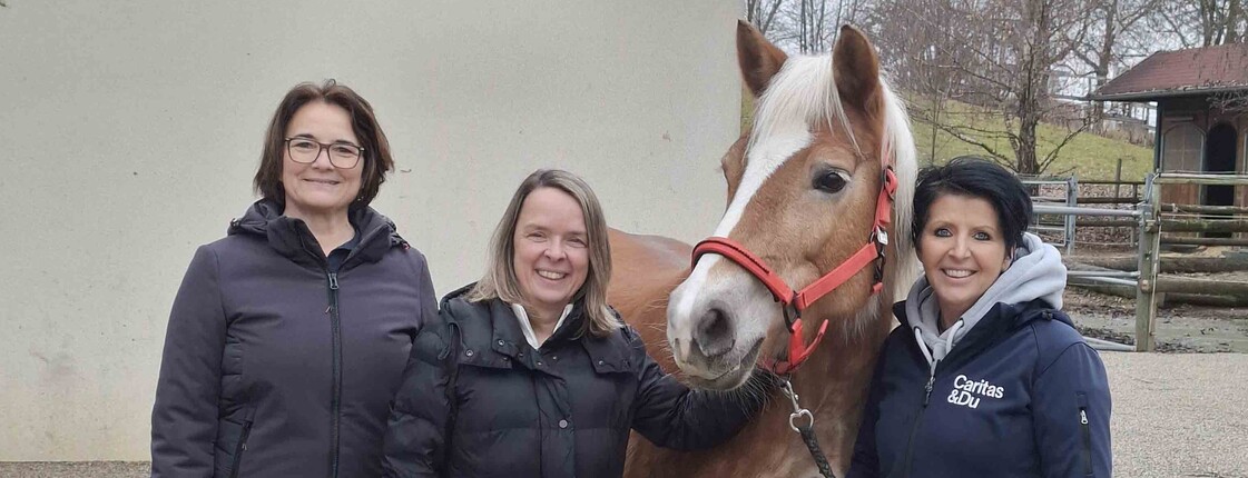 Drei Frauen und ein Pferd