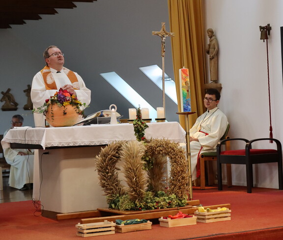Ein Mann predigt am Altar