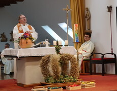 Ein Mann predigt am Altar