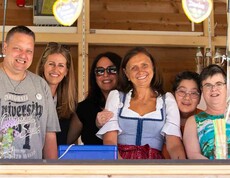 Sechs Personen in einem Verkaufsstand