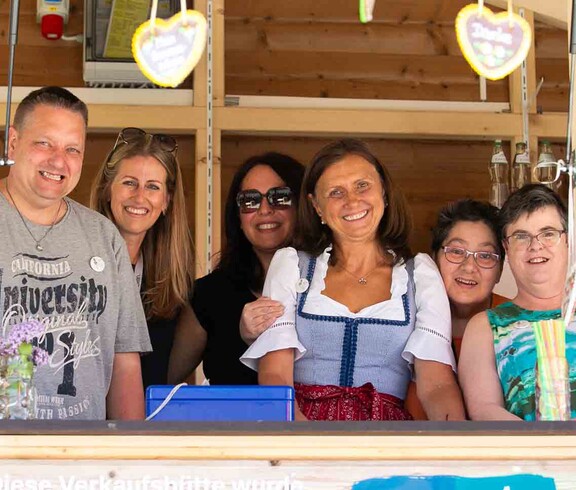 Sechs Personen in einem Verkaufsstand
