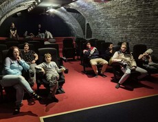 Besucher in einem Hotelkino