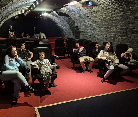 Besucher in einem Hotelkino