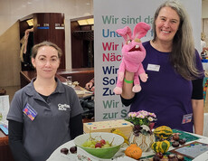 Zwei Frauen und ein Stofftier